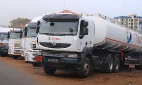 Des camions citernes contenant du carburant garés à Kaloum