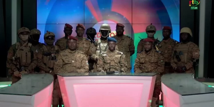 Les putschistes burkinabè à la télévision nationale